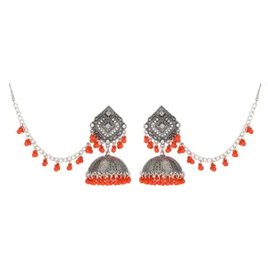 Indische Silber Jhumka Ohrringe Detailansicht mit filigraner Metallarbeit und roten Perlen.