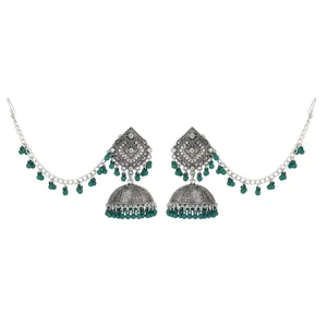 Böhmische indische ethnische silberfarbene Jhumka Ohrringe mit grünen Perlen und Ketten.