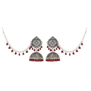 Detailansicht der bohème indischen silbernen Jhumka-Ohrringe mit roten Perlenketten.