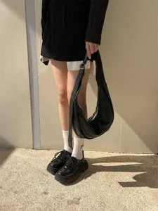 Sac porté épaule souple en cuir minimaliste pour femmes, sac hobo rétro polyvalent.