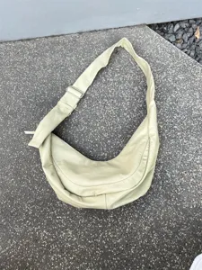 Sac hobo en cuir souple, sac sous les bras style boulette de decontracte pour femme.