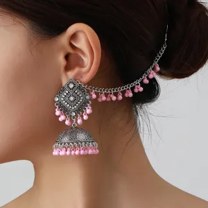 Nahaufnahme Detail von vintage ethnischen silbernen Jhumka Ohrringen mit rosa Perlen.