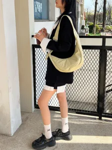 Sac porté épaule en cuir souple croissant, sac sous-bras rétro minimaliste pour femmes.