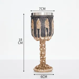 Vue detaillee du calice squelette en resine gothique avec gobelet en acier inoxydable.