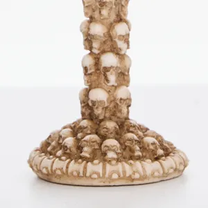 Vue de détail en gros plan de la tige du calice de crâne en résine gothique et de sa base sculptée.