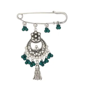 Nahaufnahme Detail der Retro bohemischen Kristall Strass Silber Sicherheitsnadel Brosche Perlen.