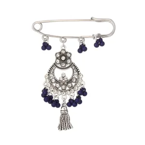 Detailansicht der Vintage-Böhmen-Broche in Silber mit Kristallen und blauen Perlenquasten.