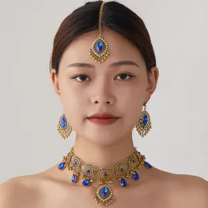Ensemble de collier ras du cou boucles d'oreilles bijoux de tête dorés strass bleus