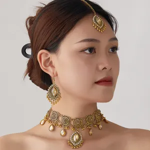 Ensemble collier boucles d'oreilles strass vintage, détail de bijoux élégants.