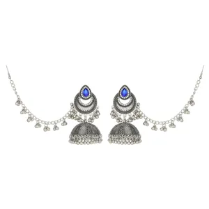 Boucles d'oreilles jhumka bohème vintage ton argent avec chaînes d'oreille et pierre.