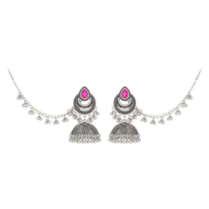 Boucles d'oreilles jhumka en argent ethnique avec pierre rose et chaine de cheveux.