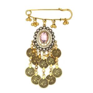 Broche pin vintage bohemio con monedas doradas y estrases rosa para joyeria de moda detalle