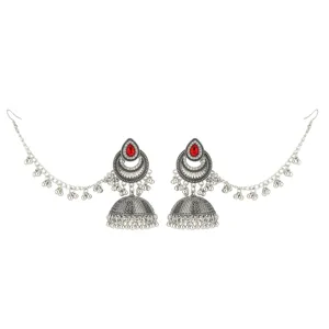 Boucles d'oreilles jhumka argentées vintage bohème avec pierres en goutte rouges.