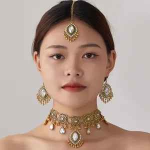 Parure de bijoux indienne exquise avec collier ras de cou boucles d'oreilles et bijou de tête.