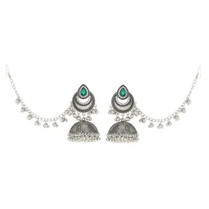 Boucles d'oreilles jhumka ethniques vintage en argent avec cristal vert et chaînes.