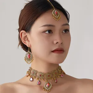 Magnifique gros plan de collier ras-de-cou et boucles ethniques, ensemble doré rétro.