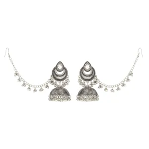 Vue détaillée de boucles d'oreilles Jhumka argentées ornées de strass et chaînes pendantes.