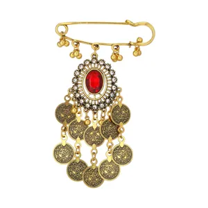 Broche de imperdible bohemio vintage con pedrería roja y colgantes de monedas detalle