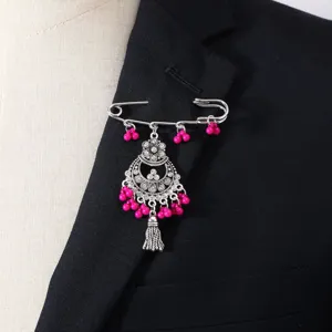 Exquisites Vintage-Boho-Quasten-Brosche Detail, silberne Legierung mit Perlen und Strass.