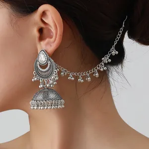 Boucles d'oreilles jhumka strass argenté rétro bohème avec chaîne de cheveux ethnique.