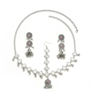 Vintage ethnischer silberfarbener Schmuckset mit Halskette Ohrringen und Maang Tikka mit Strass.