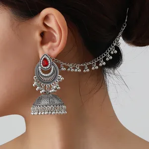 Gros plan détaillé sur les boucles d'oreilles jhumka ethniques vintage et chaîne d'oreille.