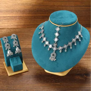 Indisches Silber Maang Tikka und Ohrringe Set, vintage grüner Stein Kopfschmuck Detail.