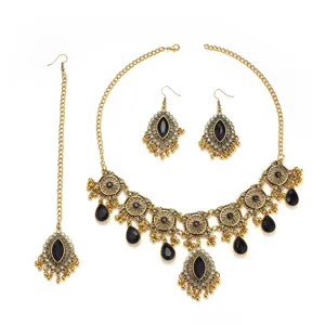 Exquis set de bijoux ethniques vintage avec collier, boucles d'oreilles et bijou de tête dorés.