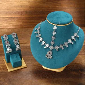 Ethischer Vintage Silberschmuck Set mit Kopfschmuck und passenden Ohrringen für Damen.