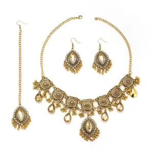 Vue détaillée de la parure de bijoux ethnique vintage en strass avec alliage doré et cristaux.