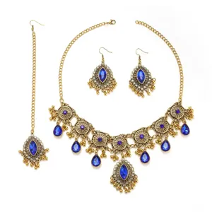 Ensemble de bijoux vintage ethnique indien en or avec strass bleu collier et boucles d'oreilles.