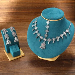 Etnischer Vintage Silber Schmuck Set mit Halskette Maang Tikka und schönen Ohrringen.