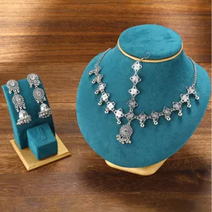 Detaillierte Ansicht des ethnischen Vintage-Silberschmucksets mit Maang Tikka und Ohrringen.