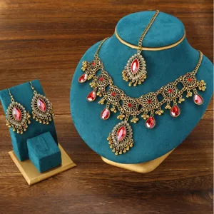 Détail ensemble bijoux ethniques indiens vintage, collier boucles d'oreilles cristaux.