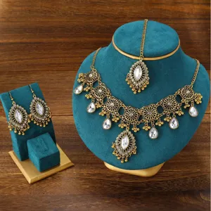 Ensemble collier et boucles d'oreilles ethnique vintage, bijoux dorés bohèmes chic.