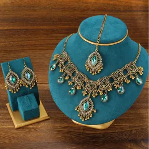 Ensemble de bijoux en cristal vert rétro ethnique collier et boucles d'oreilles détail.
