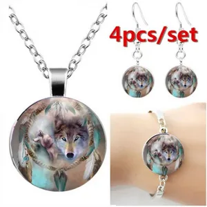 Detailansicht des Wolf Traumfaenger Glas Cabochon Schmuck Sets mit Kette Armband Ohrringen