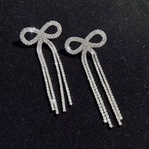 Glitzernde Strass Schleife lange Quasten Ohrringe, detailreiche Nahaufnahme mit tollem Glanz.