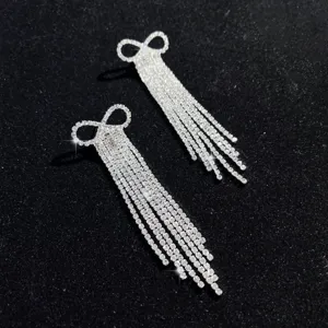 Exquisite Schleife Strass Quaste Ohrringe Detailansicht, funkelndes silbernes Kristall-Design.