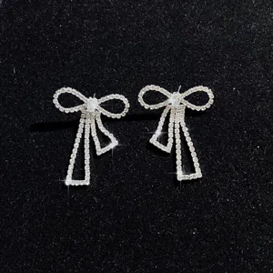 Glänzende Strass Schleife Quasten Ohrringe Detail, elegantes Kristall Design für Abend.