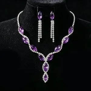 Magnifique parure de bijoux collier et boucles d'oreilles strass marquise violette mariée.