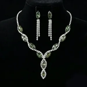 Élégant ensemble de collier et boucles d'oreilles en strass marquise vert pour mariage.
