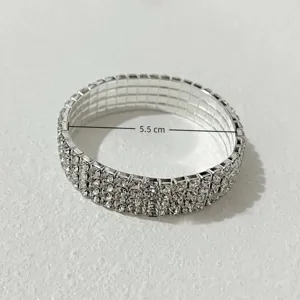 Nahaufnahme eines silbernen, mehrreihigen Strass-Stretch-Armreifs mit funkelnden Steinen.
