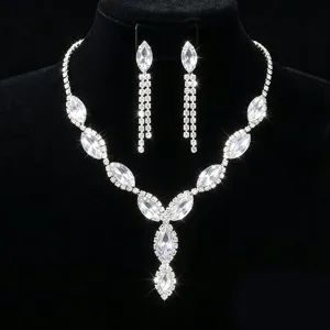 Ensemble de collier et boucles d'oreilles en strass de marquise pour mariee mariage chic.