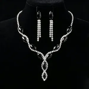 Gros plan detail de collier strass marquise noir et boucles d'oreilles tassel pour mariage.