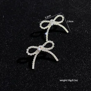 Nahaufnahme der Strass-Schleife Ohrringe mit funkelnden Kristallen, Maßen und Gewichtsangaben.
