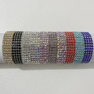Nahaufnahme von glitzernden Strass-Stretch-Armbändern in vielen lebendigen Farben.