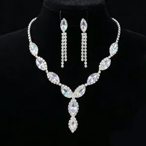 Ensemble de colliers et boucles d'oreilles en strass irisés marquise, idéal pour mariée et mariage.