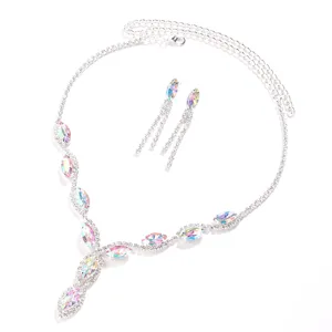 Vue de détail de l'ensemble collier et boucles d'oreilles de mariée en strass cristal.
