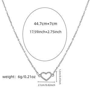 Collar de corazón de plata con pedrería brillante, cadena ajustable y diseño ligero.